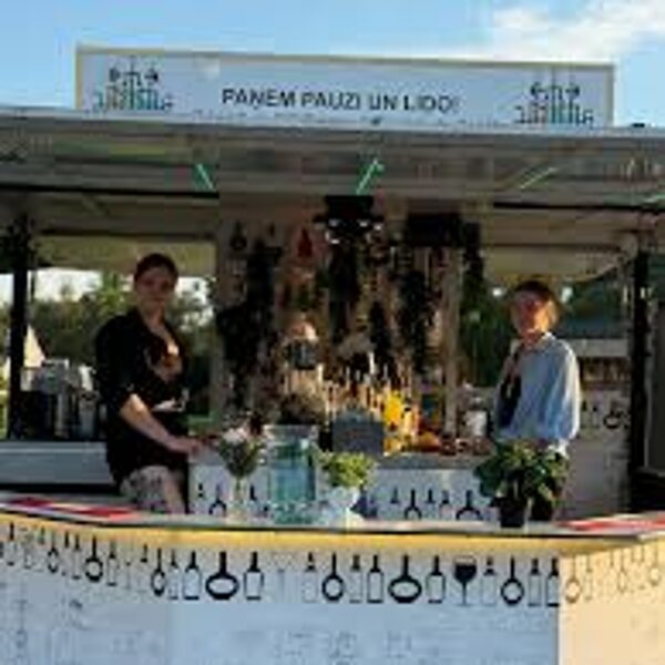 Izbraukuma treileri, apkalpošana